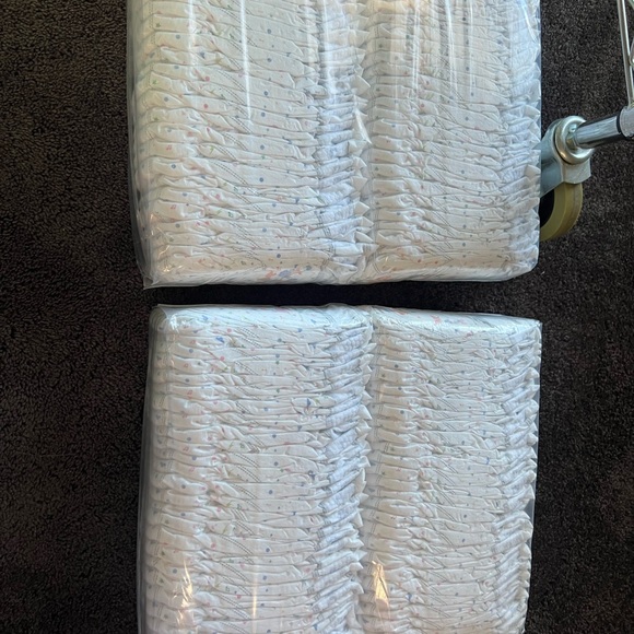 Huggies little snugglers plus size 2 diapers - Picture 2 of 2